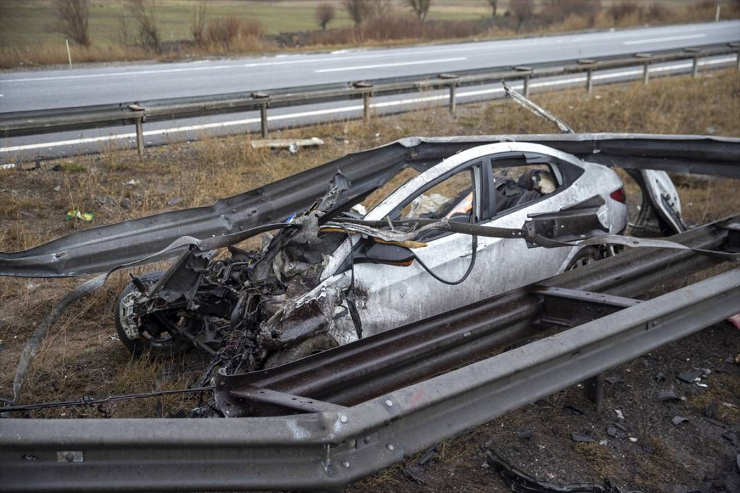 Bariyerlere ok gibi saplanan Konya plakalı otomobil bu hale geldi 1